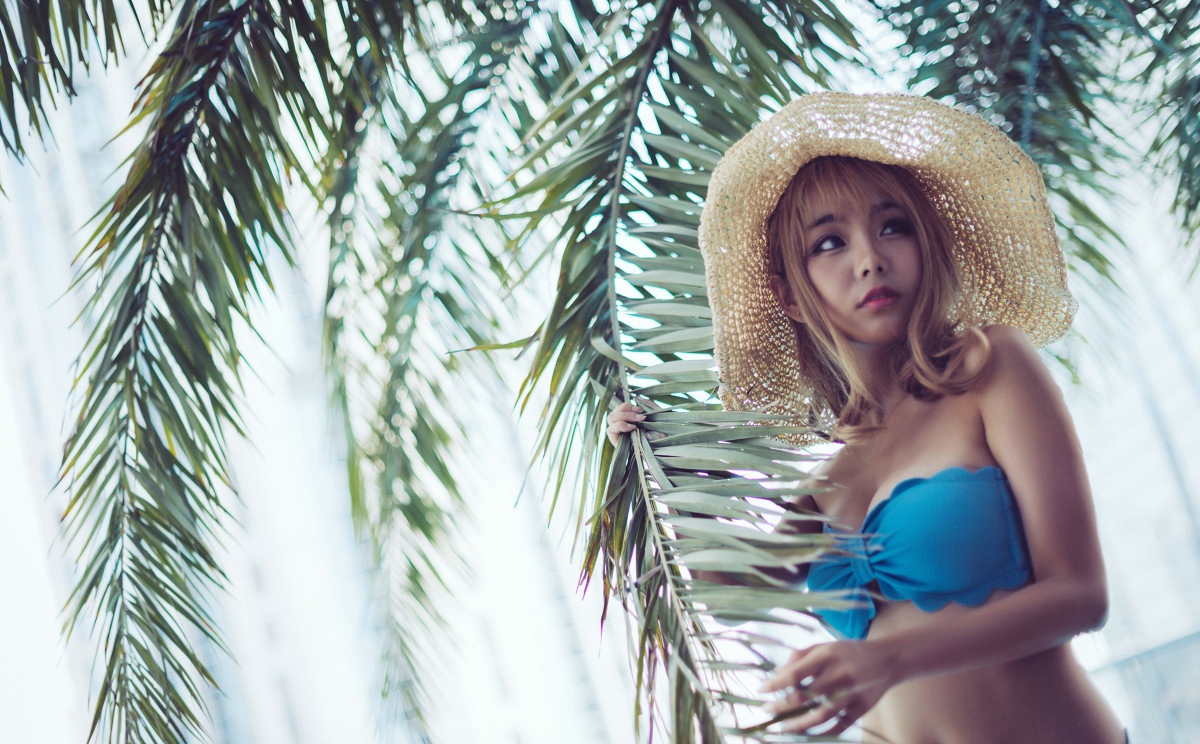 傲人上围泳装美女巨乳阳光风韵十足