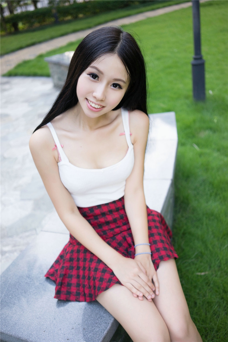 纤细瘦美女孩美胸性感小露身段清新动人