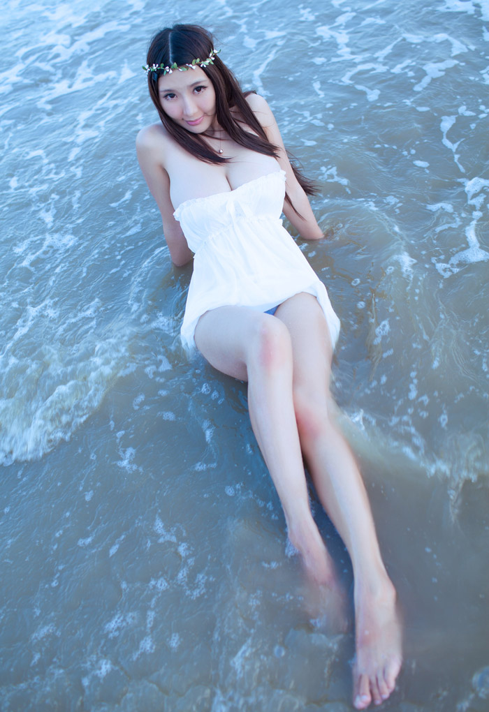 超级巨乳女神海边写真性感火爆迷人