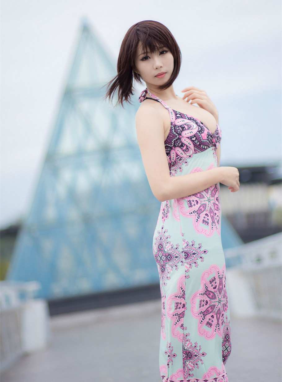 大胸短发美女御姐低胸长裙写真