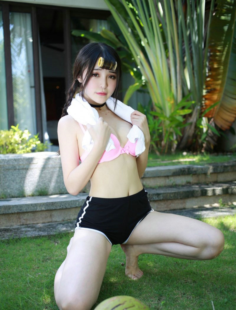 酥胸美女伊小七MoMo户外运动魅惑写真