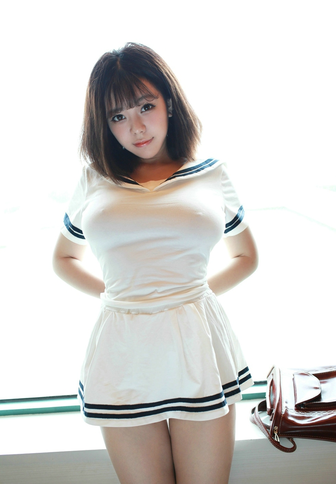 巨乳嫩模刘飞儿Faye脱海军制服秀美乳诱惑写真