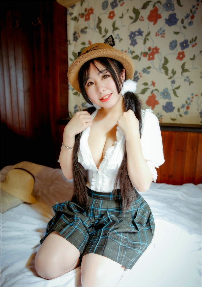 性感娇媚可爱丰满的女友v菜大尺度私房美乳诱惑私房写真