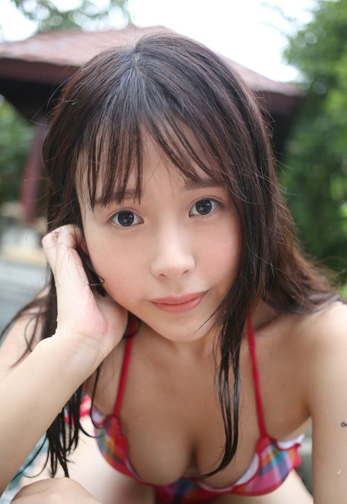 嫩模Evelyn艾莉三亚旅拍红色比基尼泳池边诱惑翘臀写真
