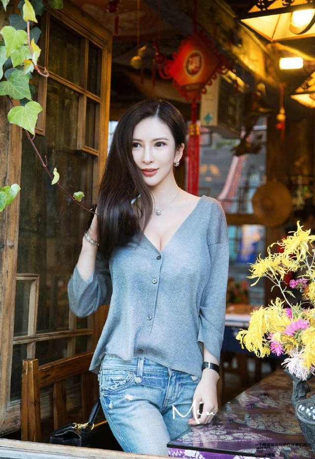 咪娜咪娜性感露胸生活阳光诱人写真