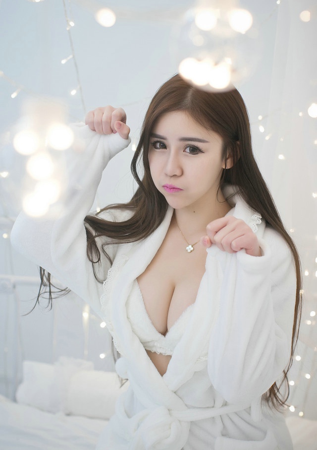 性感美女尤物私房睡衣巨乳俏皮写真诱惑