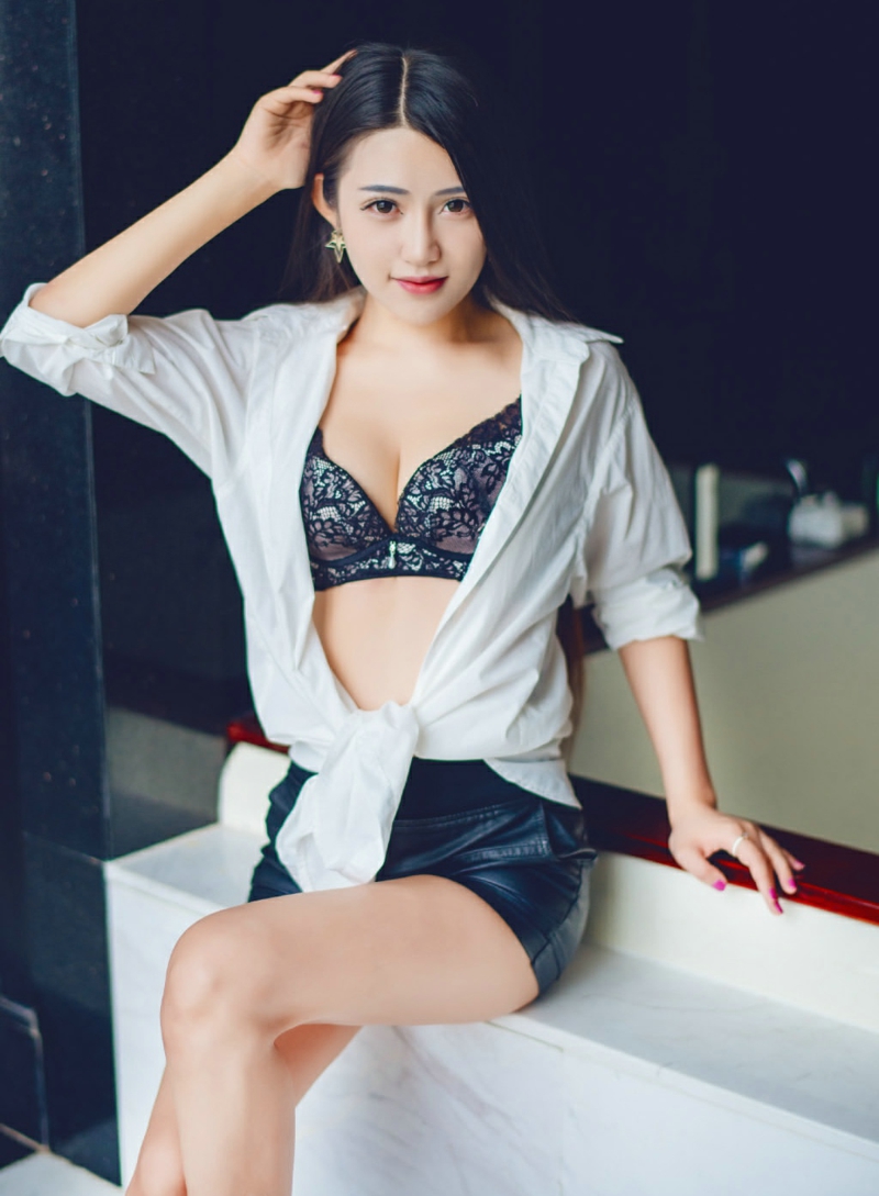 靓丽女神私房性感开胸装粉嫩诱惑写真