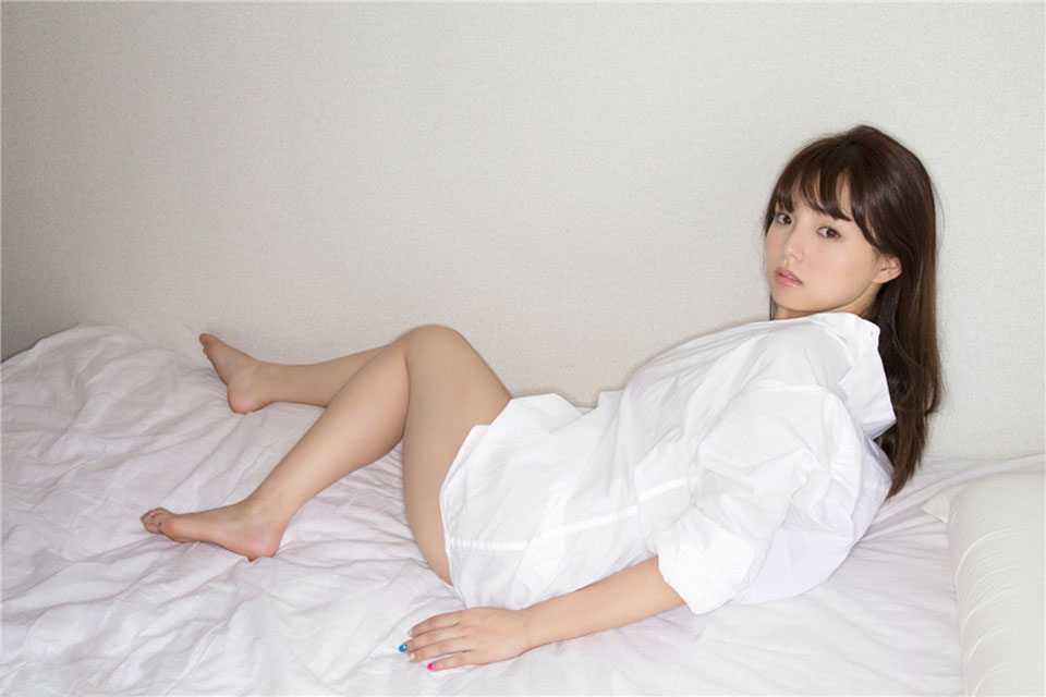 私房女神筱崎爱半褪白衬衫凌乱私房巨乳诱惑写真