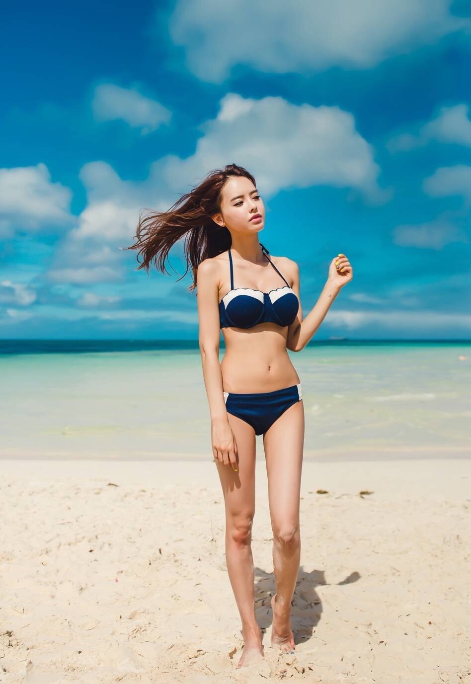 阳光清爽的靓丽美女泳装海滩诱人写真