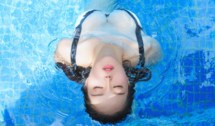 清新比基尼性感美女泳衣湿身性感迷人