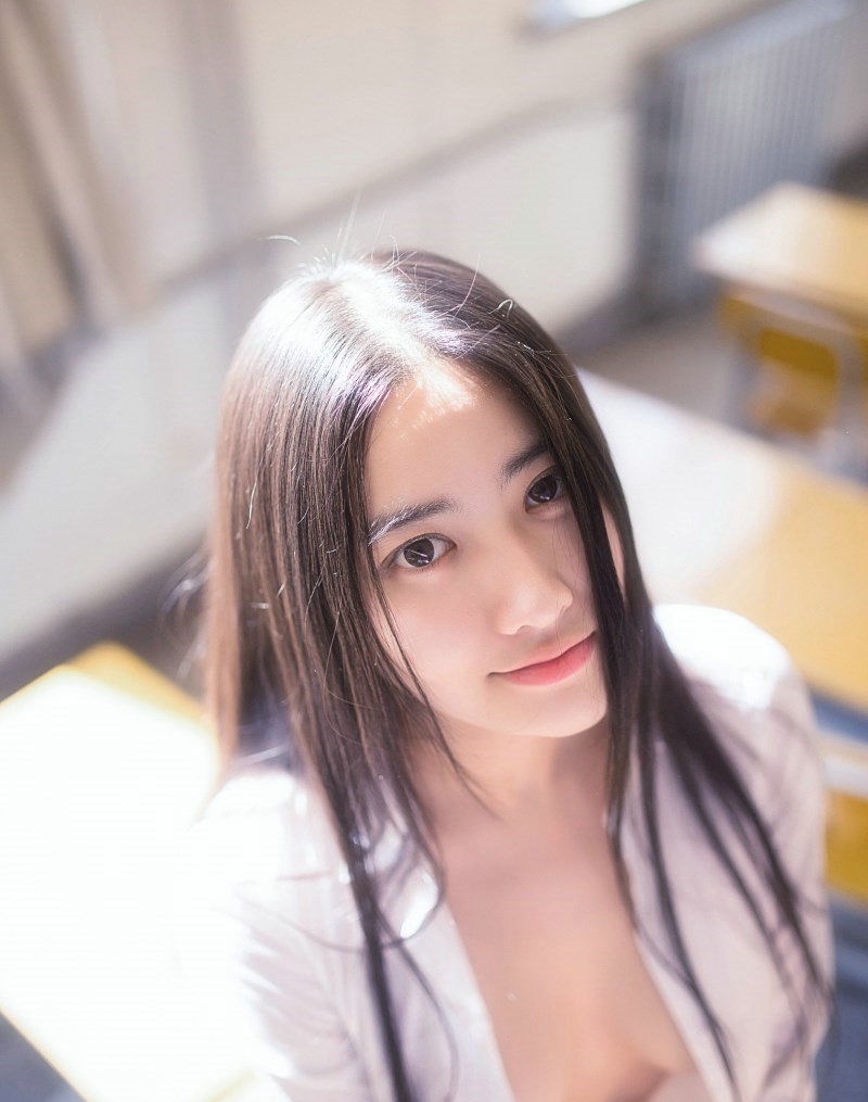 阳光之下的教室与17岁性感少女的日常
