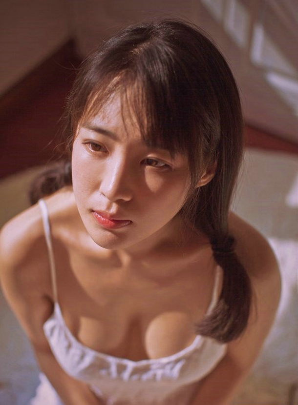 私房巨乳忧郁少女等待着阳光的到来