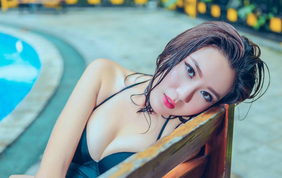 户外泳池内湿身美女连体比基尼爆乳诱惑