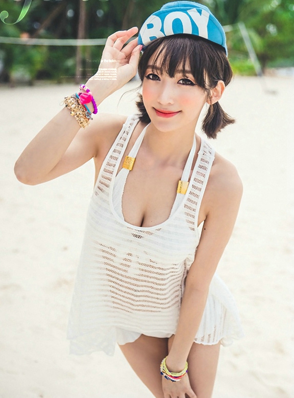 比基尼马甲线骨感美女沙滩写真