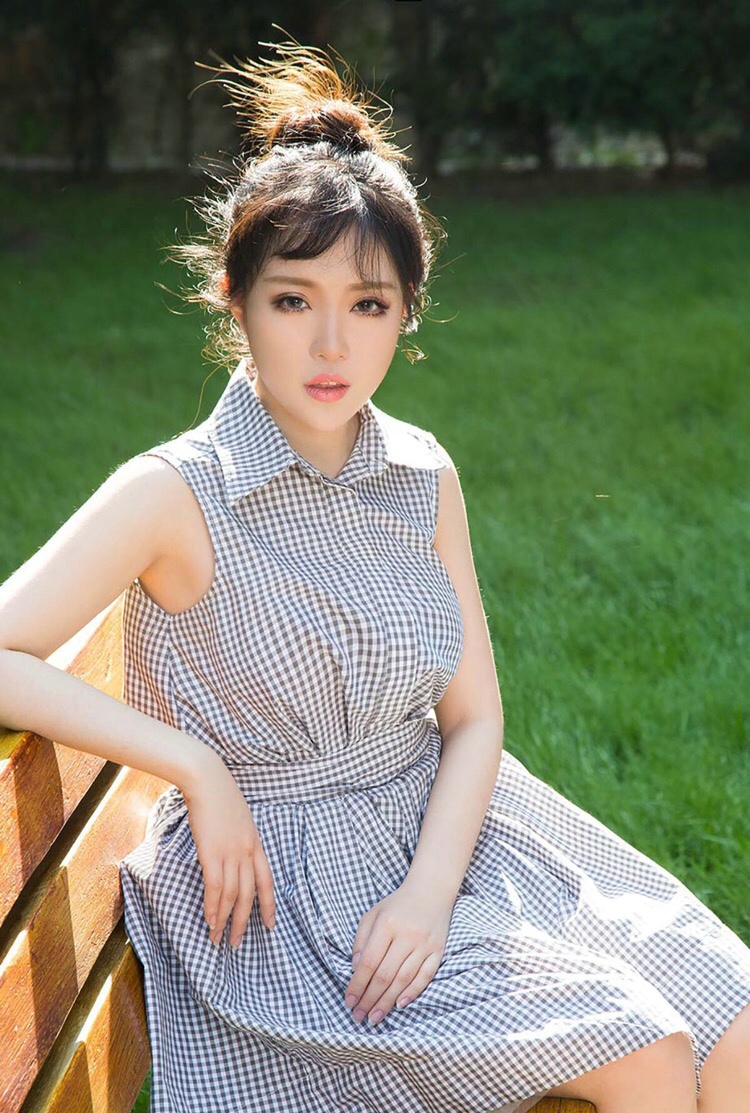 好身材的丰满熟女小露美胸养眼十足