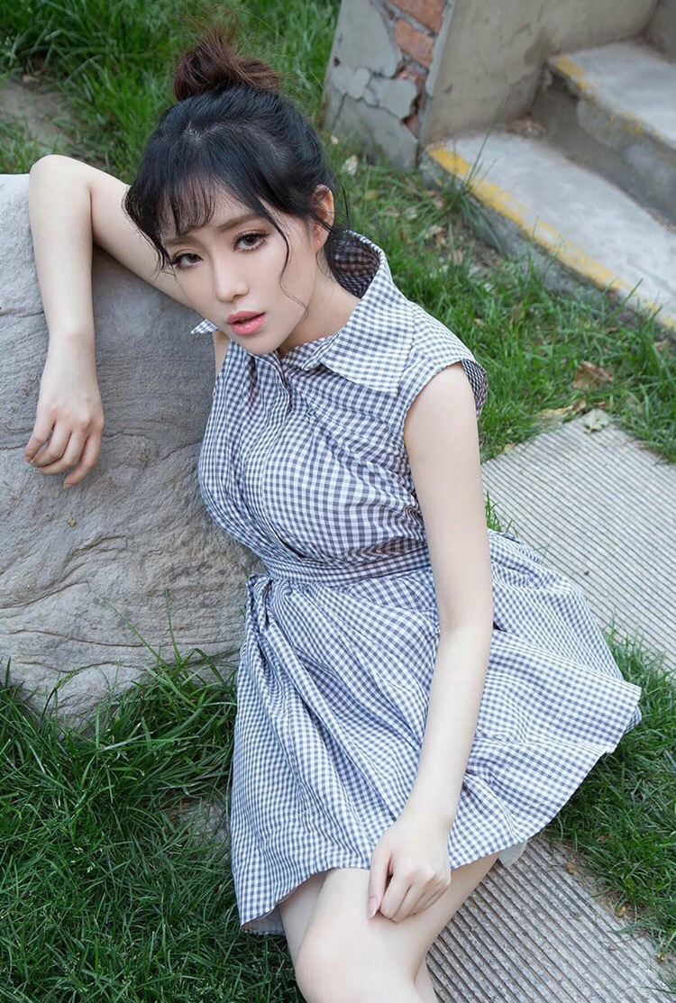 好身材的丰满熟女小露美胸养眼十足