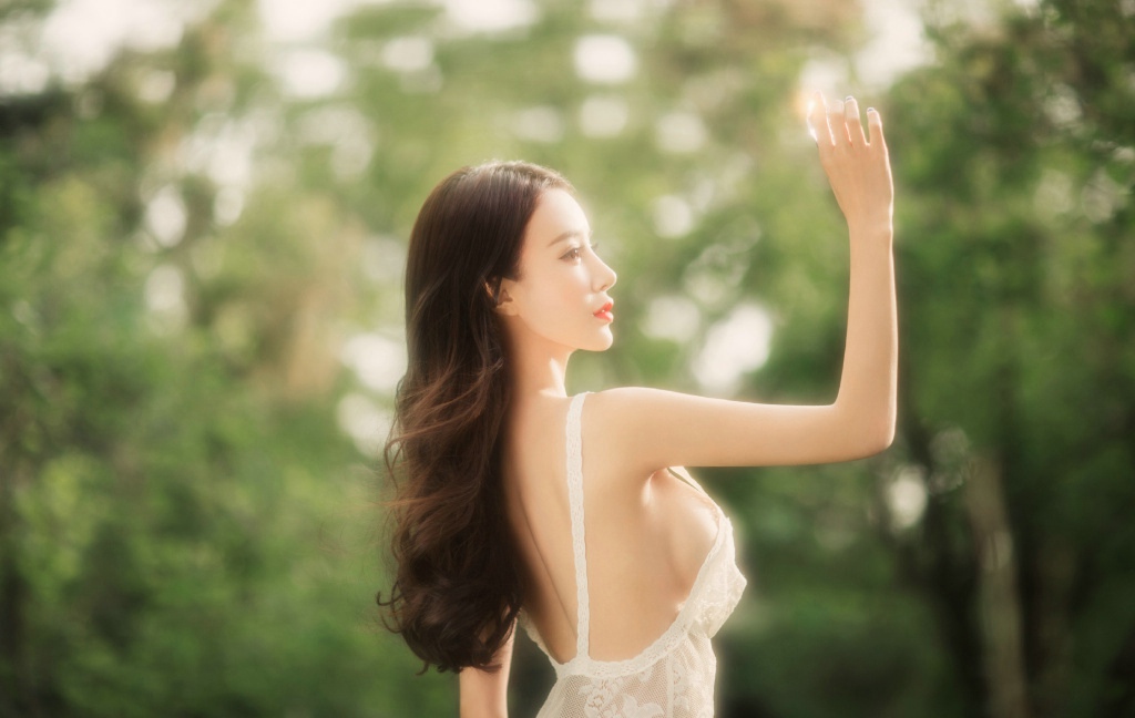 完美胸型大胸性感美女薄裙露美背写真