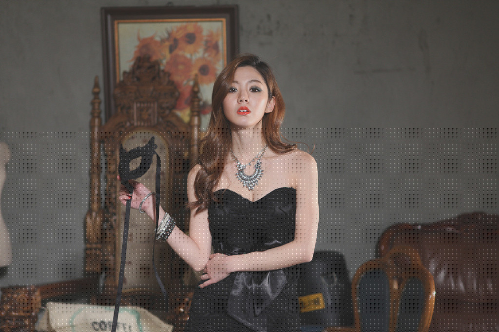 抹胸白嫩美女蒙面露香肩诱惑丰满写真