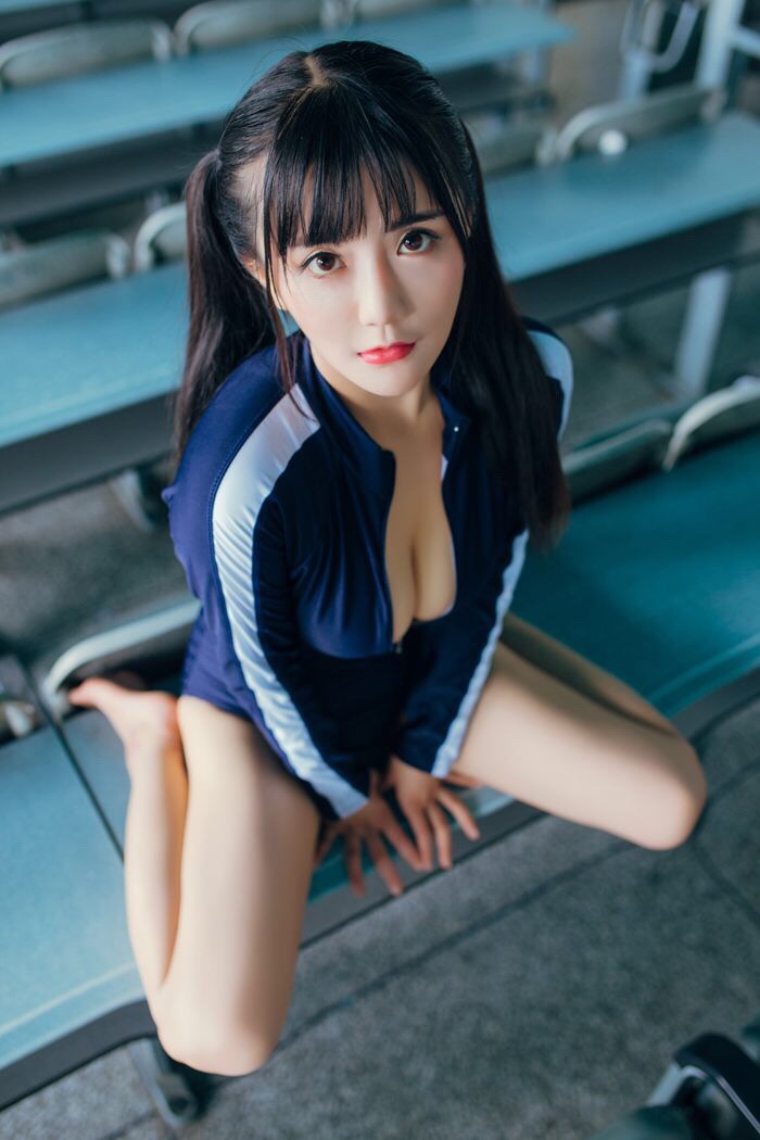 马尾辫大胸校服美女教室性感写真