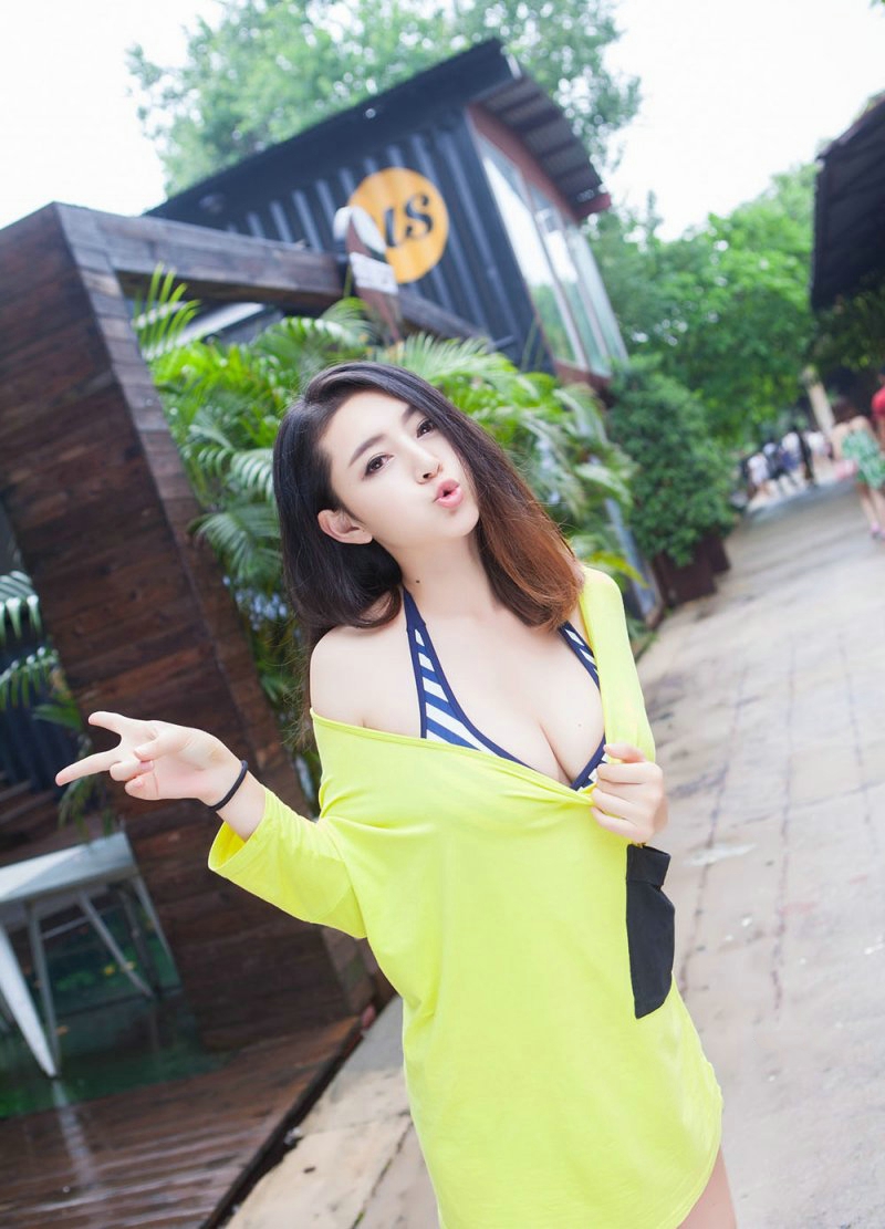 销魂美女夏茉比基尼丰满巨乳户外挑逗写真