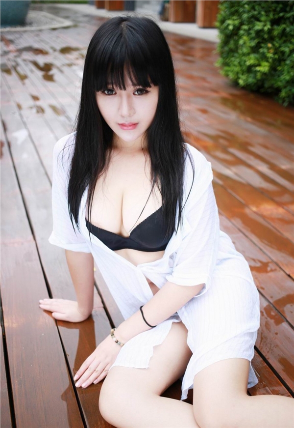 丰满美女泳池双眸勾人性感写真