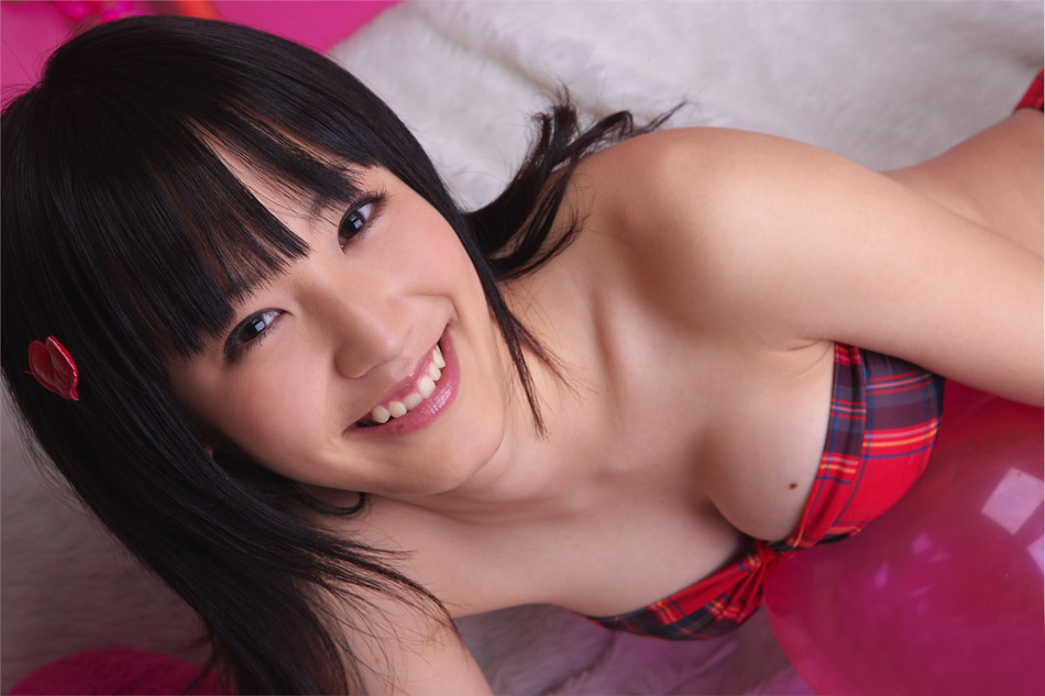 日系新生代性感美女美胸甜美展现优雅好身材