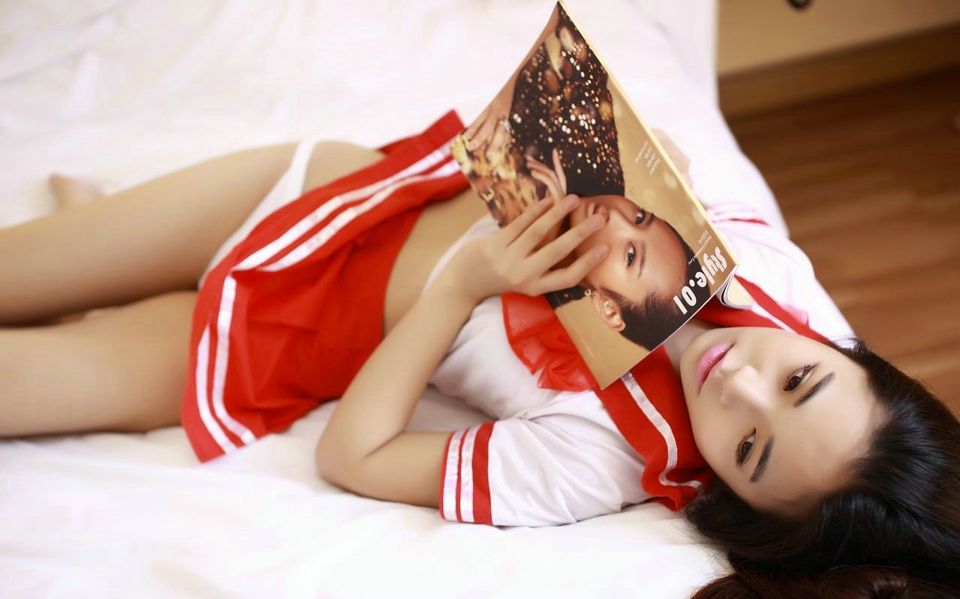 制服美女短裙丁字裤翘臀酥胸床上私房照