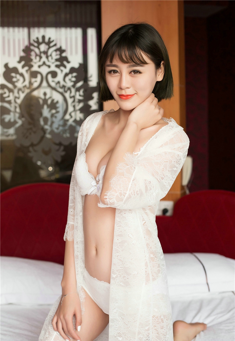 床上性感美女蕾丝内衣酥胸翘臀美腿魅惑