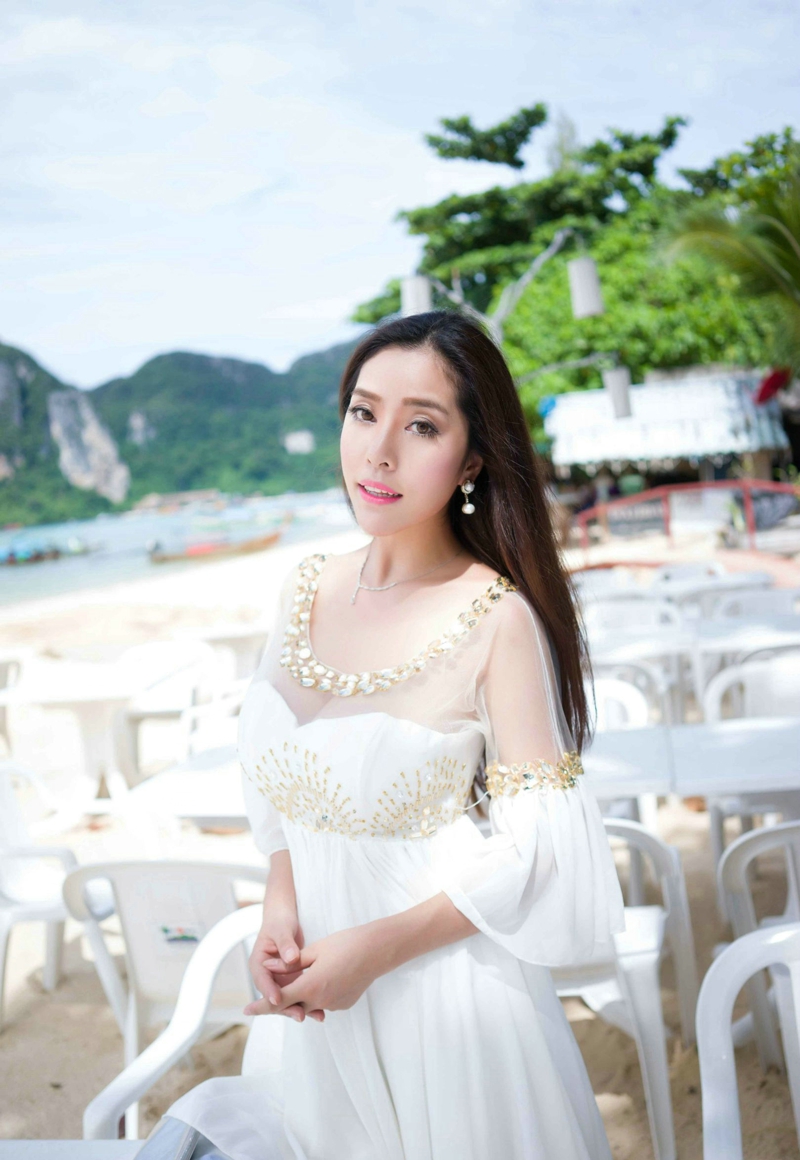 度假美女蕾丝透视美乳白皙肌肤迷人写真