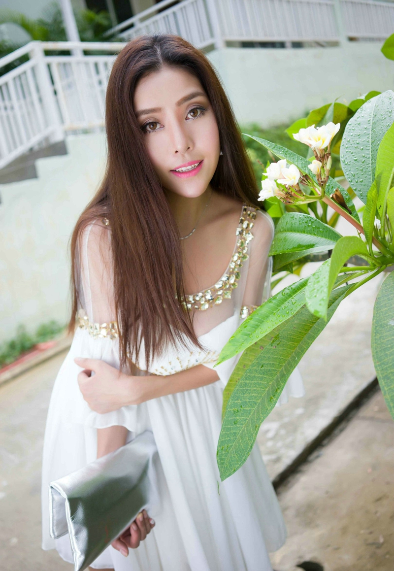 度假美女蕾丝透视美乳白皙肌肤迷人写真