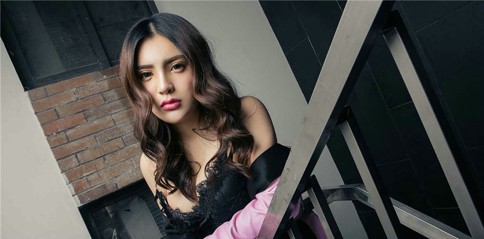 楼梯间的火辣美女蕾丝爆乳勾魂美眸