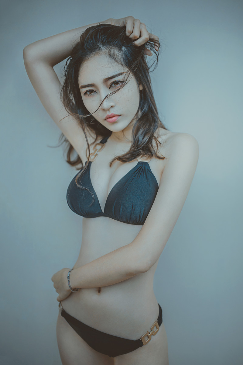 腰间有纹身的嫩白好身材泳装美女火辣写真
