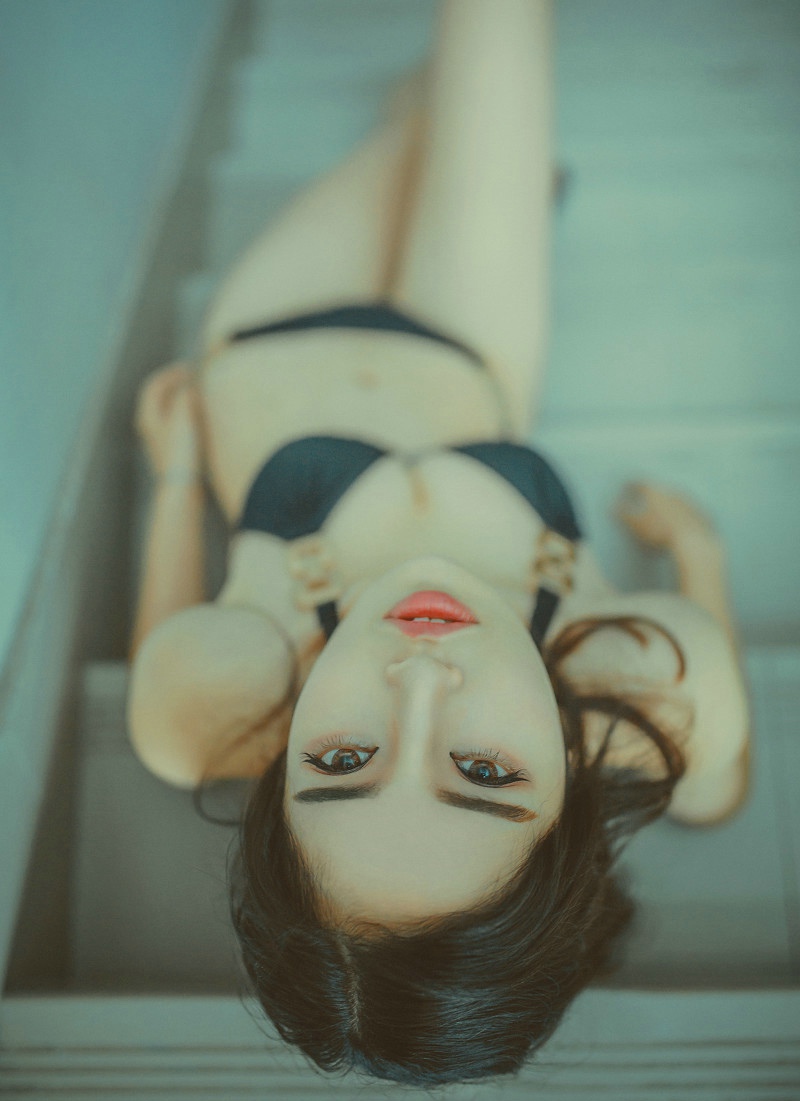腰间有纹身的嫩白好身材泳装美女火辣写真
