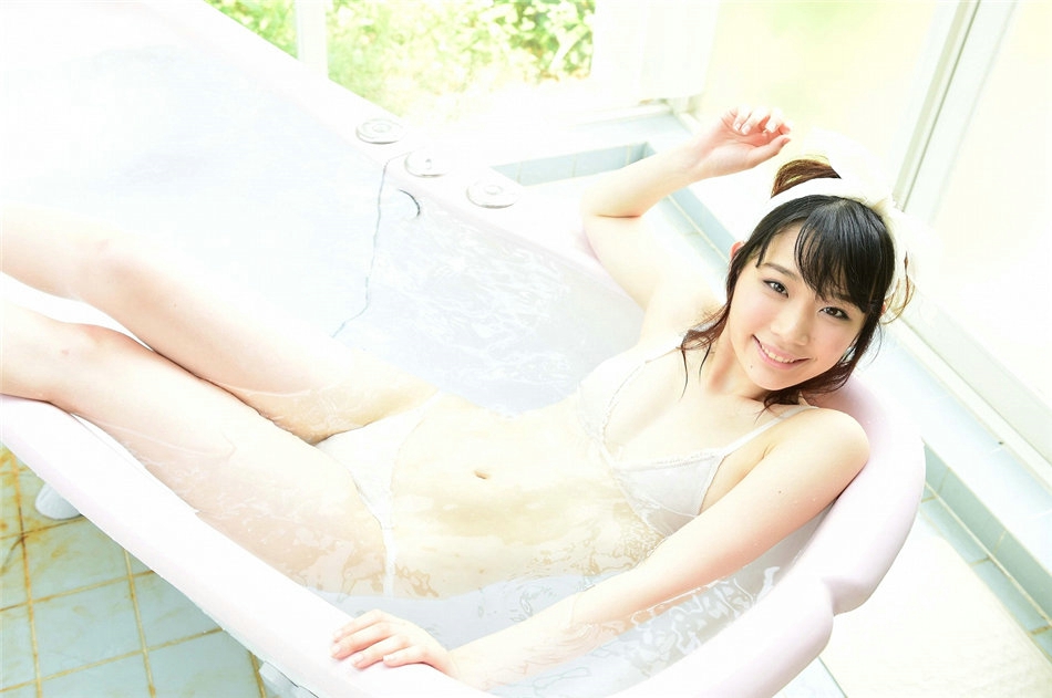 浴缸内的比基尼性感美女酥胸湿身诱惑
