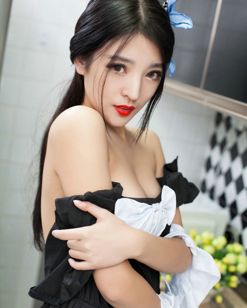 火辣美女露脐红唇私房诱惑写真