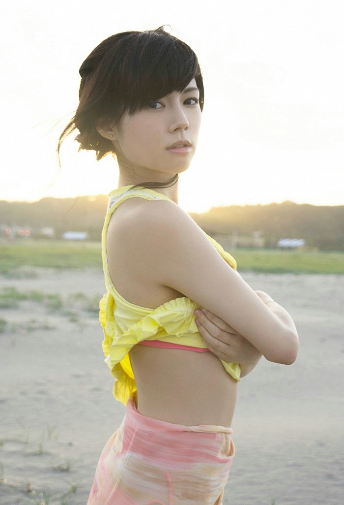 日本美女松川佑依子演绎热辣内衣秀