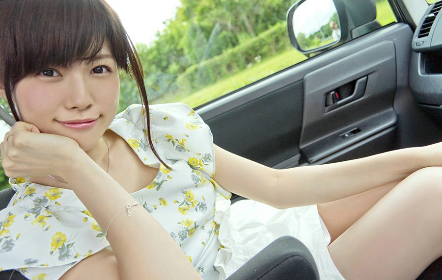 日本大眼美女松川佑依子车内秀滑嫩白腿诱人