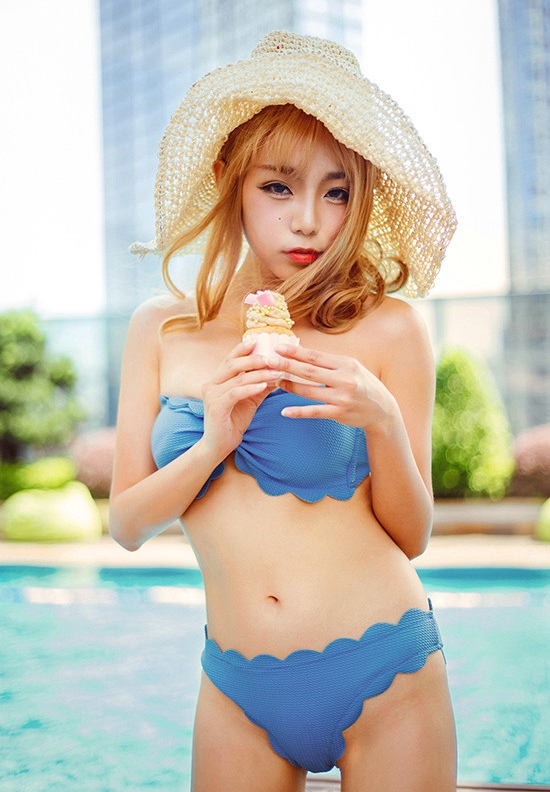 抹胸比基尼好身材金发美女写真