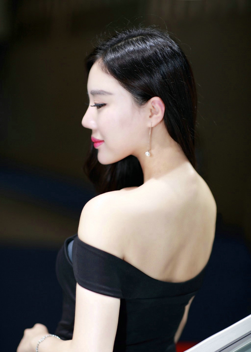 皮肤嫩白美女露香肩锁骨秀雪白胸脯写真