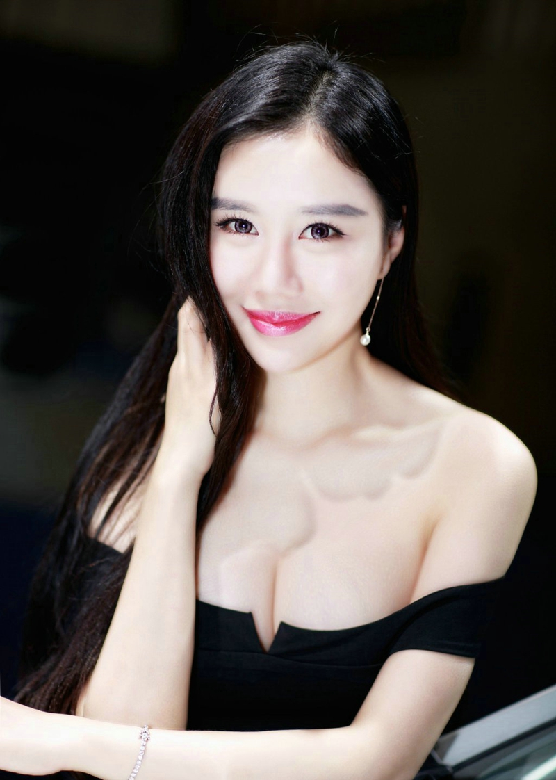 皮肤嫩白美女露香肩锁骨秀雪白胸脯写真