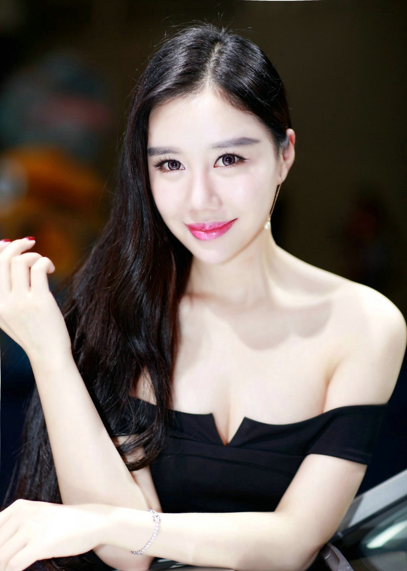 皮肤嫩白美女露香肩锁骨秀雪白胸脯写真