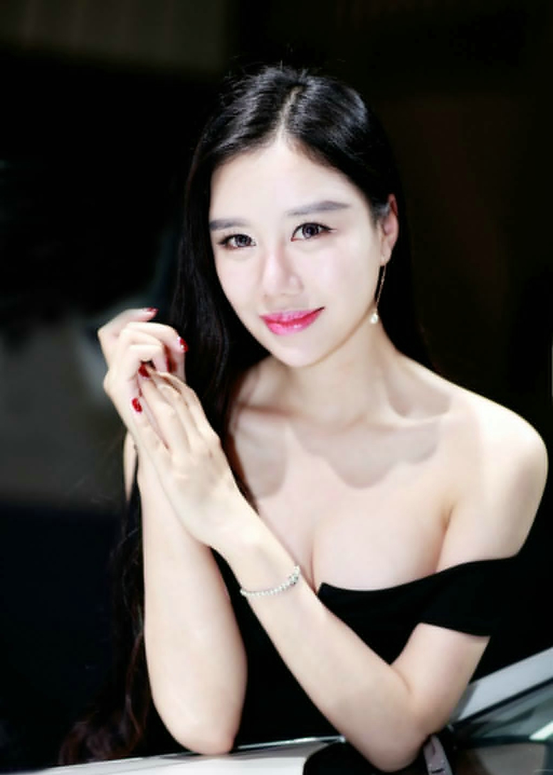 皮肤嫩白美女露香肩锁骨秀雪白胸脯写真