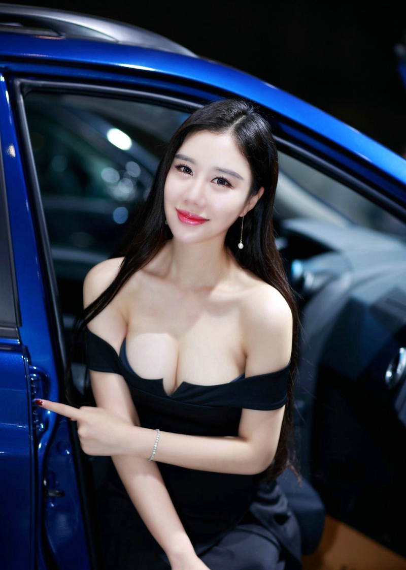 皮肤嫩白美女露香肩锁骨秀雪白胸脯写真