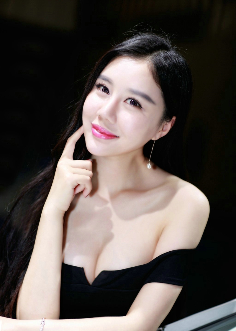 皮肤嫩白美女露香肩锁骨秀雪白胸脯写真