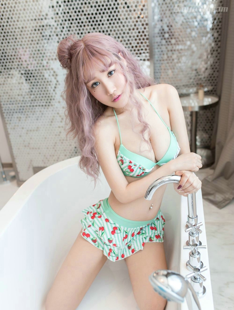 青豆客美女美昕Yum紧身比基尼内衣性感高清写真