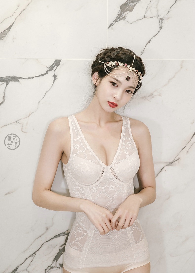 公主头型塑身内衣美女妖娆身段诱惑写真