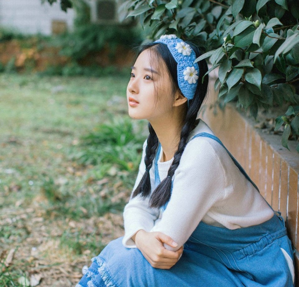 民族风麻花辫可爱少女园林里清纯唯美写真