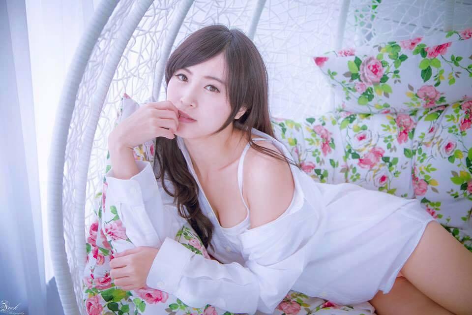 明媚无辜的电眼美女孟洁Candy性感写真