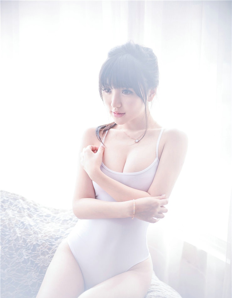 女神苏糯米Mi童颜巨乳性感比基尼美女抖奶清纯又火辣