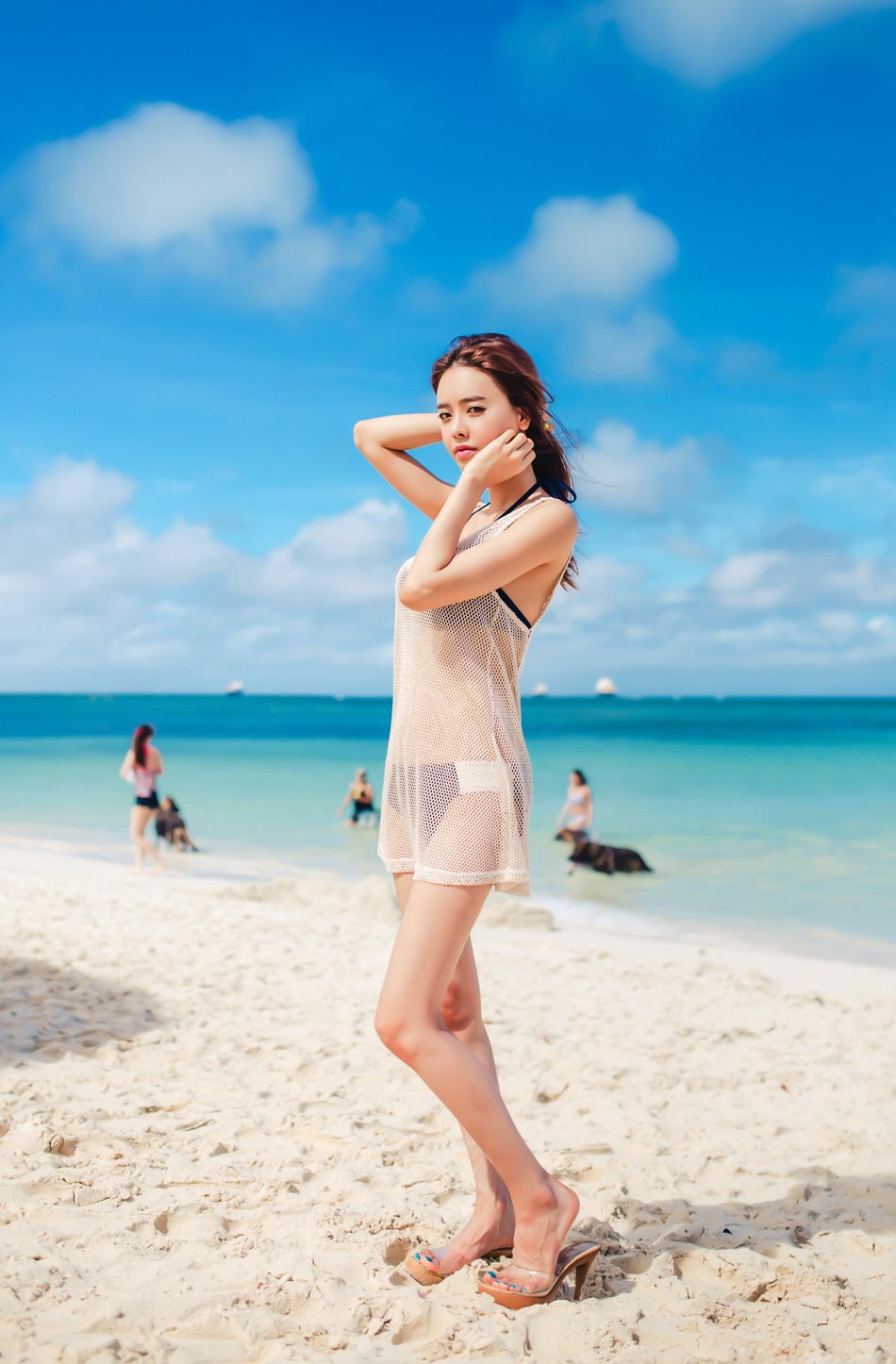 阳光下的美胸女孩海边写真甜美温馨迷人